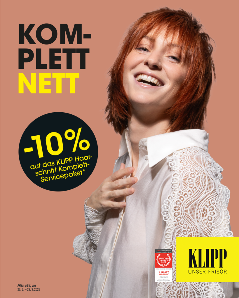 Eine lachende Frau mit kurzen roten Haaren präsentiert die KLIPP Monatsaktion 